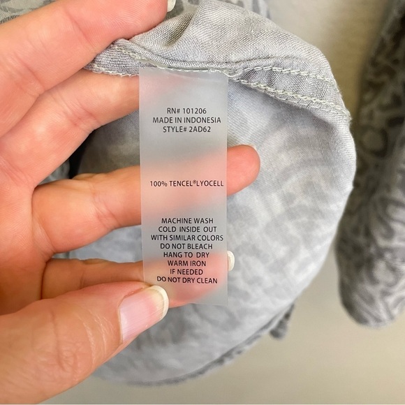 Soft Surroundings Chambray Cheetah Print Roll Tab Sleeve Button Up Grey Size M - Picture 7 of 7